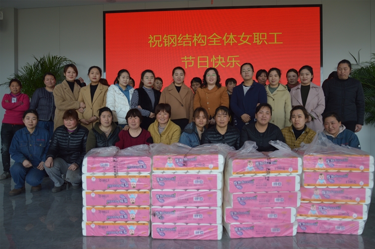 为女职工发放纪念品_副本.jpg 为女职工发放纪念品_副本.jpg